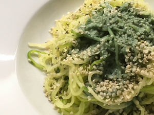 Zucchettispaghetti "green ocean" mit Spirulina