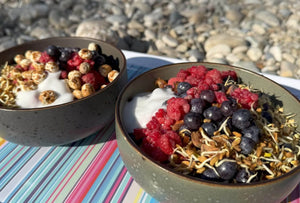 Keimkraft-Müesli mit fermentiertem Kokosjoghurt – nährstoffreiches Frühstück mit Sprossen, gekeimten Samen, Beeren und probiotischen Kulturen