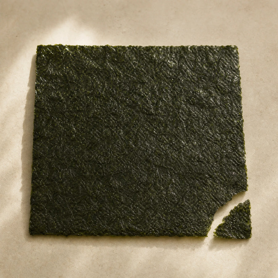 Sushi Nori Blätter Bio in Nahaufnahme mit knuspriger Blattstruktur