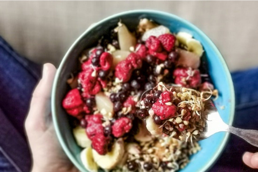 Gesprosste Buchweizen-Müesli-Bowl mit Buchweizen Sprossen und Mungbohnen Sprossen