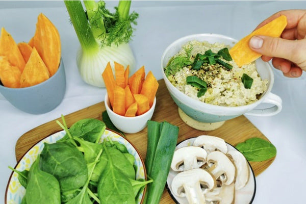 Hummus mit Erbsen und Kichererbsen Sprossen