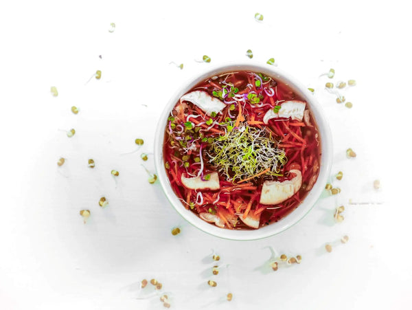 Miso-Suppe mit Rettich-, Mungo-, Lauch- und Sonnenblumen Sprossen