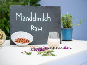 Mandelmilch Raw mit Mandelpüree