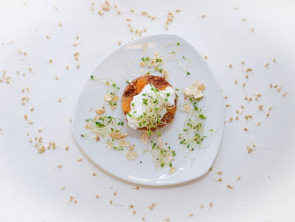 Buchweizen-Bananen Törtchen mit gekeimten Buchweizen Sprossen