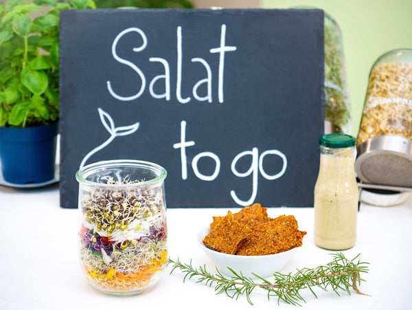Salat to go mit Buchweizen Sprossen und Fitness-Mix Sprossen