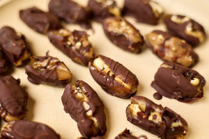 Gesunde "Snicker Datteln" Rezept  – Gefüllte frische Datteln mit Schokolade