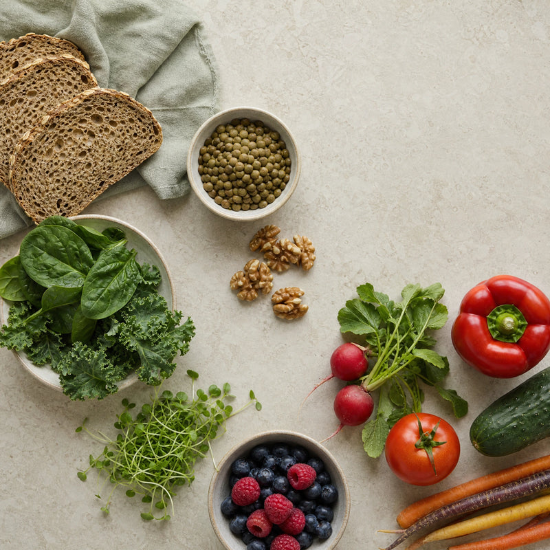 Stoffwechsel anregen – Food-First-Bild für Inhaltsabschnitt 2; natürliche Mahlzeit mit Lebensmitteln und Sprossen