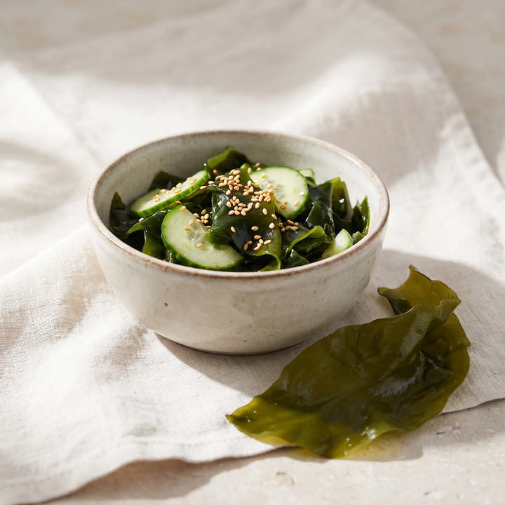 Wakame Salat mit eingeweichten Wakame Algen, Gurke und Sesam