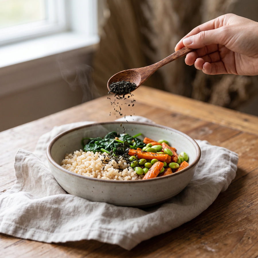 Nori Flocken als Topping auf einer Reis Bowl mit Gemüse