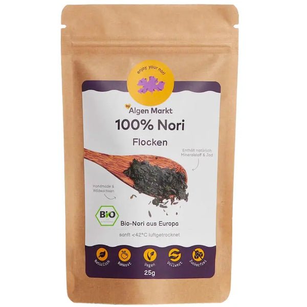 Fein geschnittene Nori-Algenflocken mit mildem Meeresaroma, aus biologischem Anbau in der Bretagne, roh getrocknet